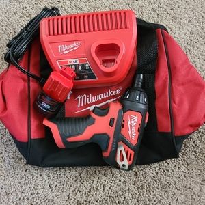 Milwaukee inpact gun 1/4 adapter piece 4 piece set 2 batteries 1.5,4.0 Bag,chrgr